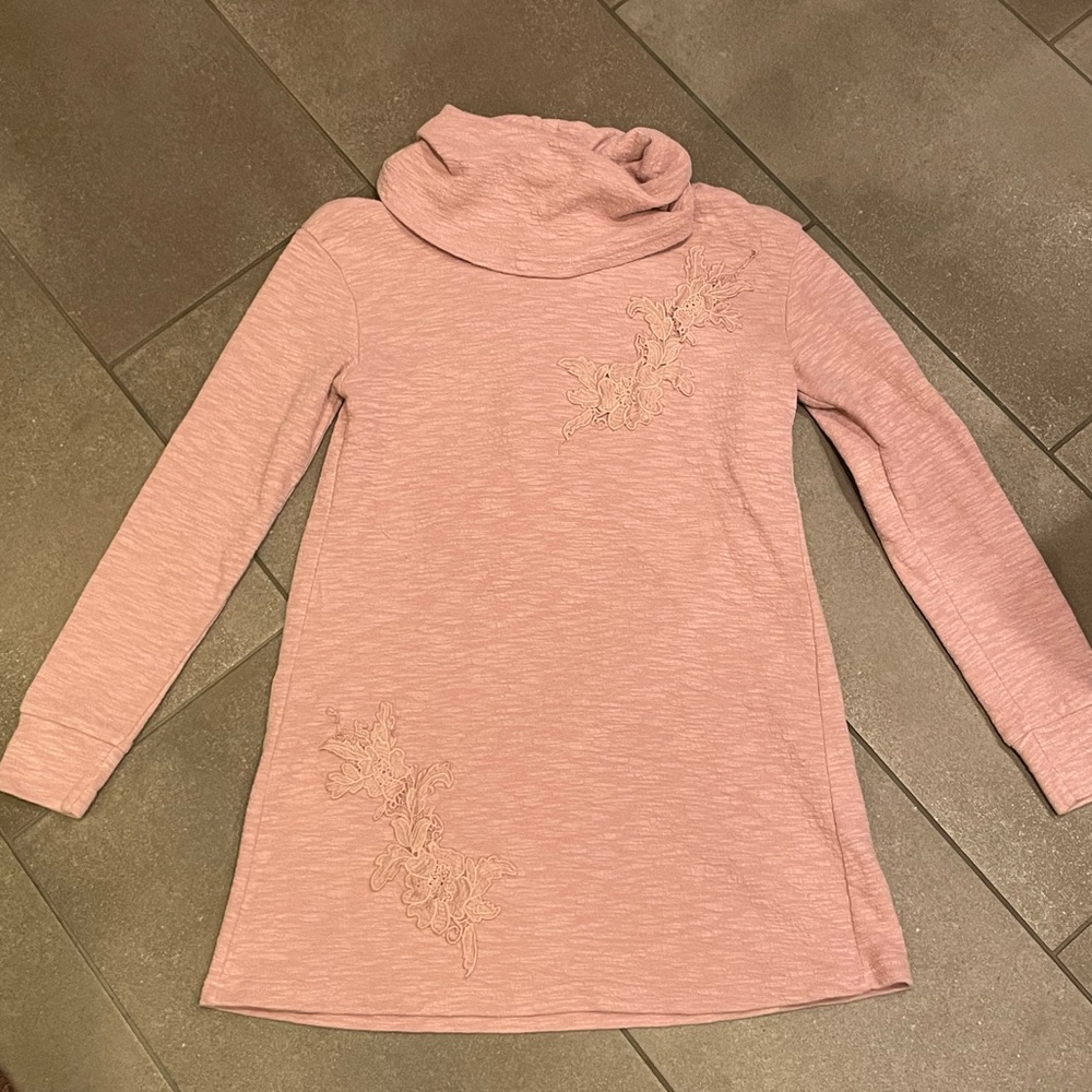 2/$10 or 3/$12 ❤️ Small Dusty Rose Cowl Neck Sweatshirt Embroidery Flower